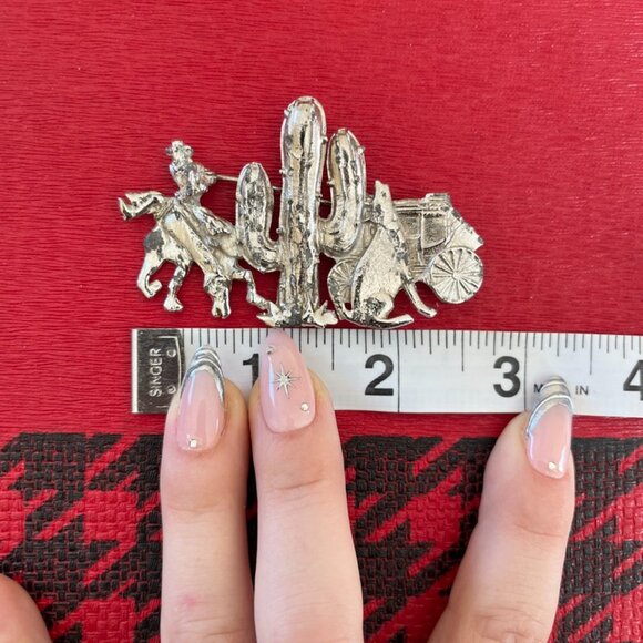 3/$30 💖 Vintage Western Scene Brooch - Picture 4 of 6